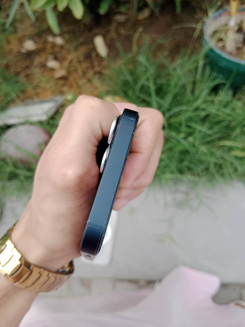 Apple iPhone 13 2
