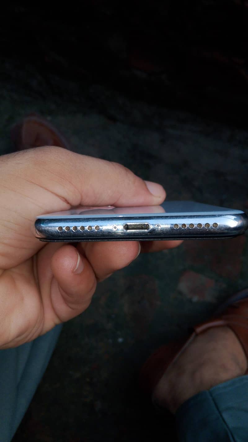 Apple iPhone X 4