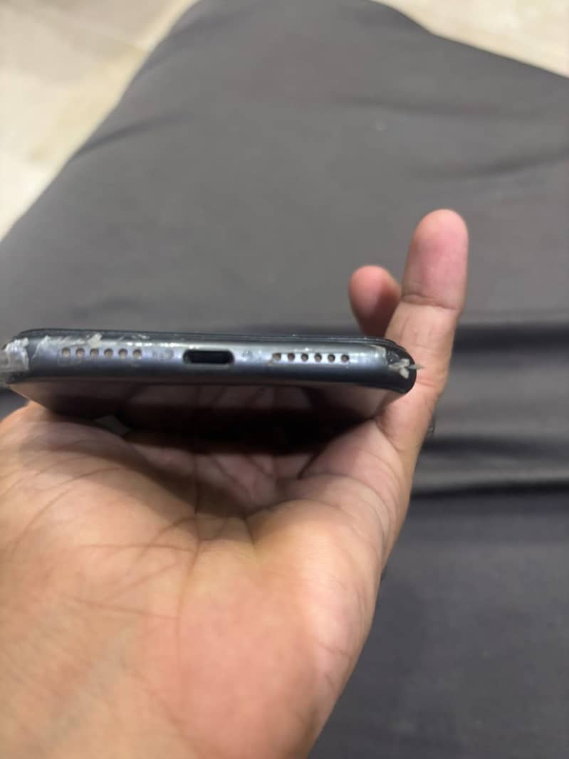 Apple iPhone 11 4