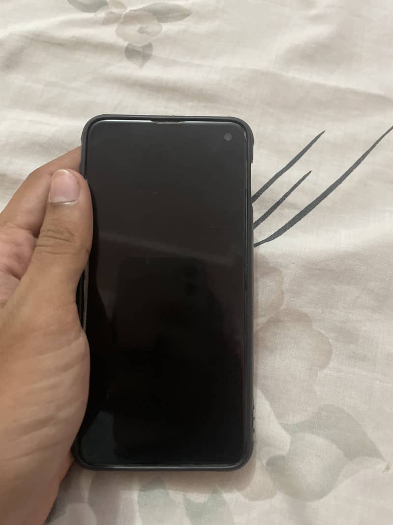 Samsung Mobile S10e 1