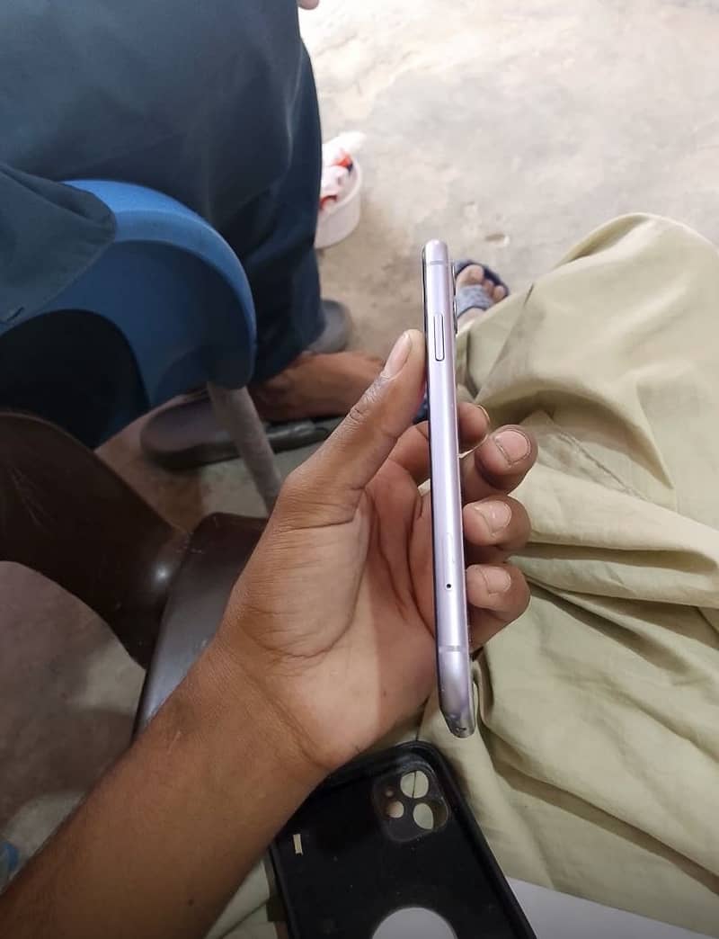 Apple iPhone 11 4