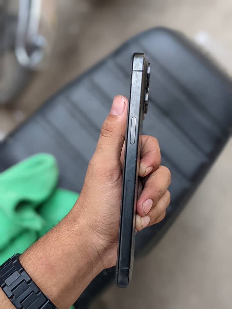 iPhone 15 pro max 4
