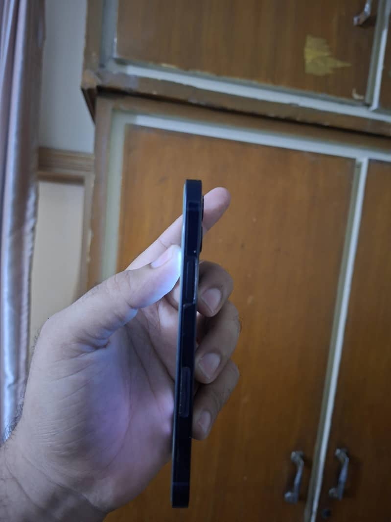 Apple iPhone 12 4