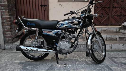 Honda CG 125 (Model 2025) - Lush & Brand New Condition!