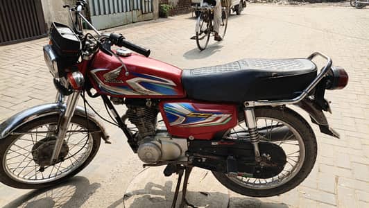 2022 model 125 red color