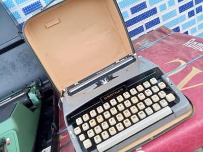 Silver Reed 500 manual typewriter