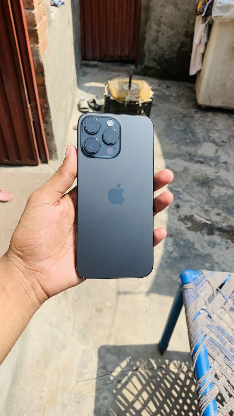 iPhone 16 Pro Max 4