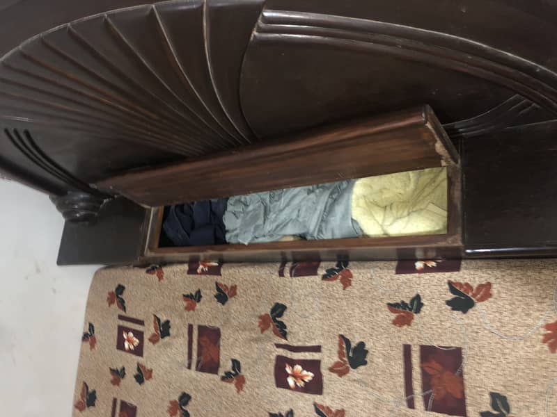 Bed +side table +drasing table used 4