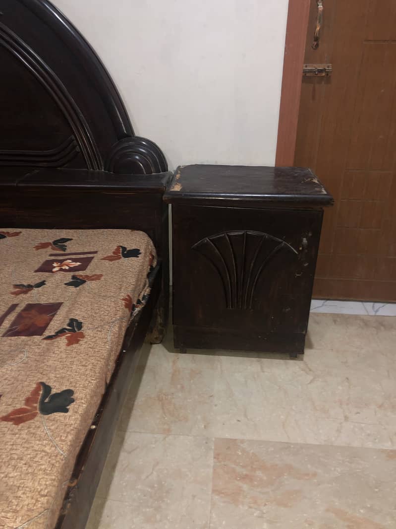 Bed +side table +drasing table used 5
