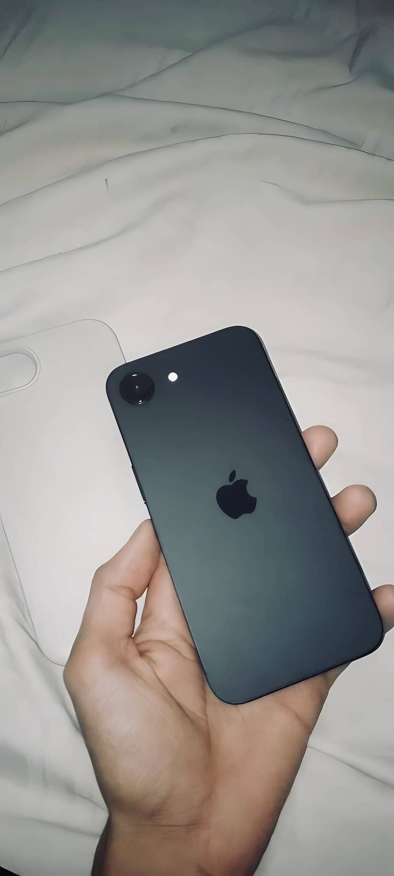 Apple iPhone 16e 0