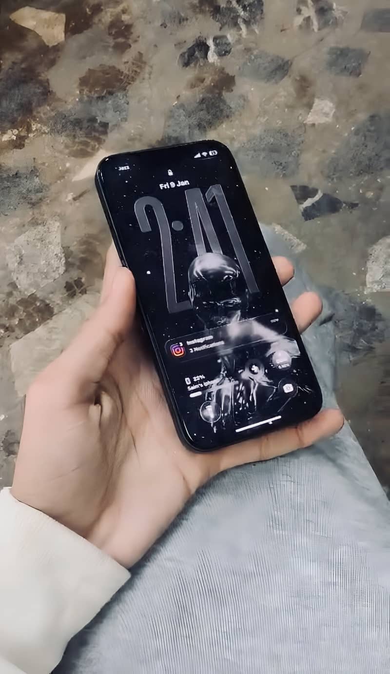 Apple iPhone 16e 1