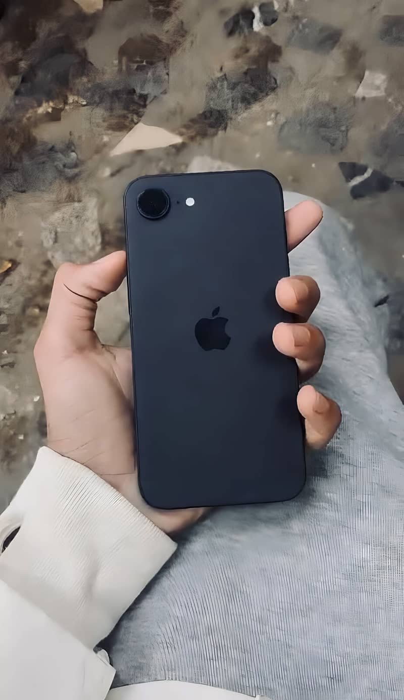 Apple iPhone 16e 3