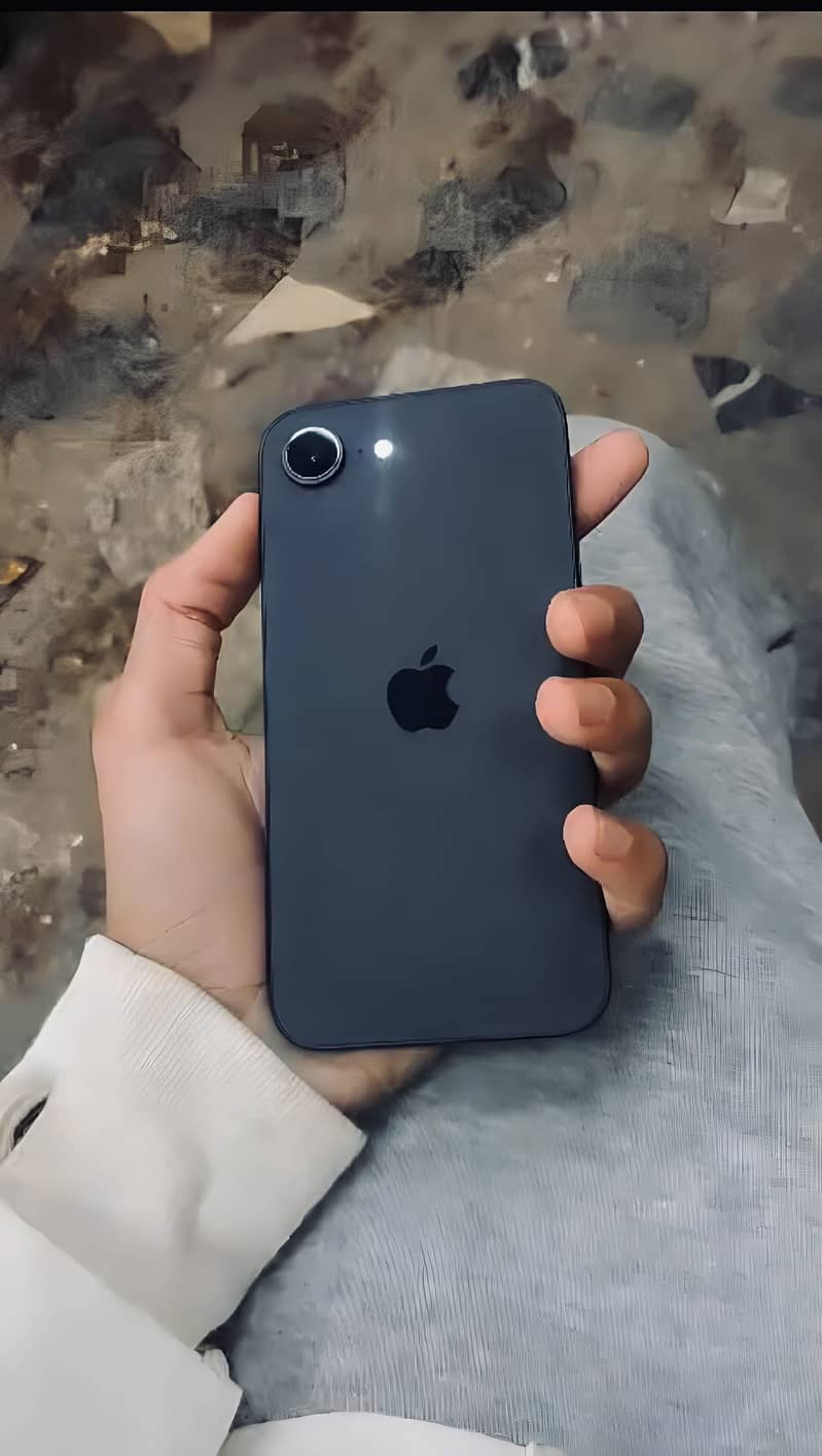 Apple iPhone 16e 4