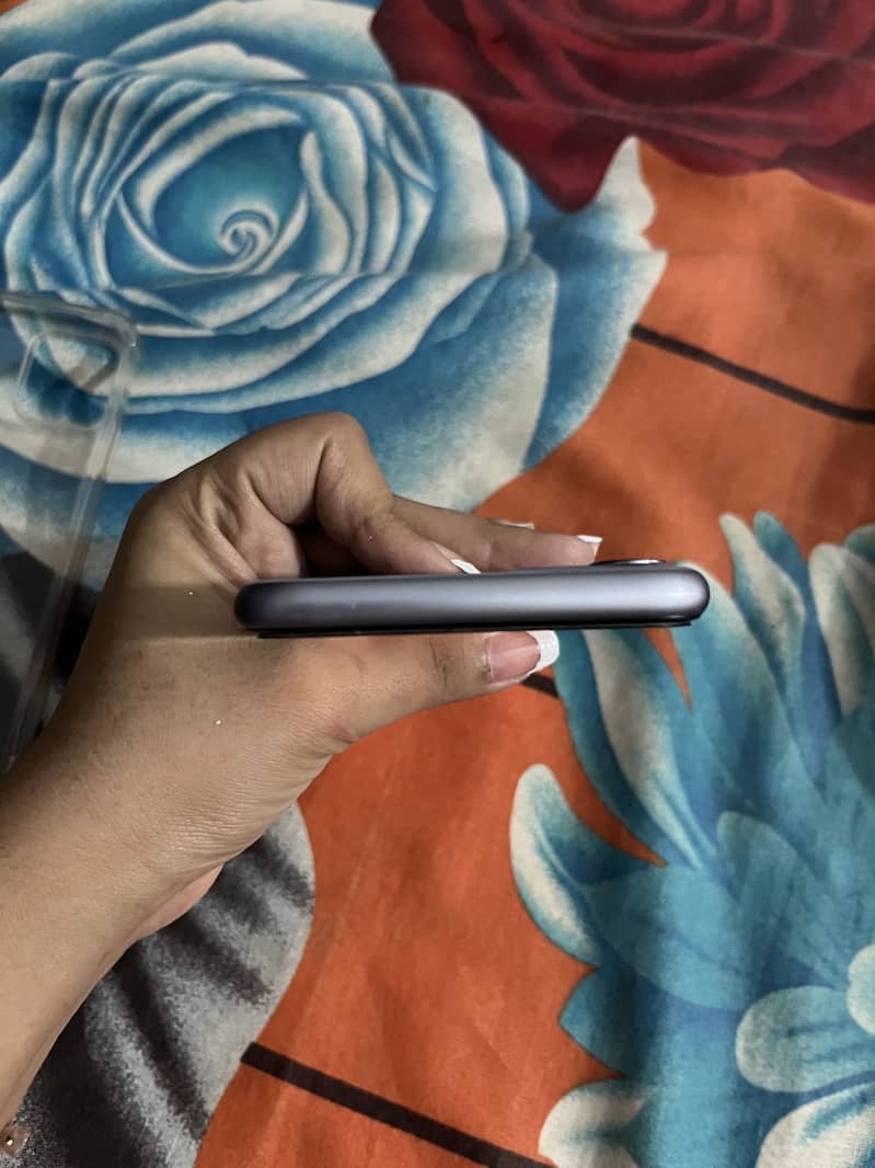 Apple iPhone 11 4