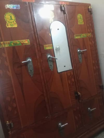 5 door almari hai. full ok hai. mobile num orgent for 0331-5500508