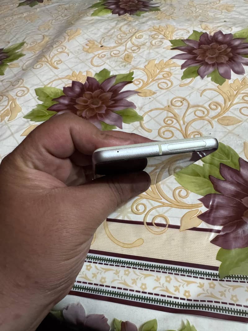 Google Pixel 7 4
