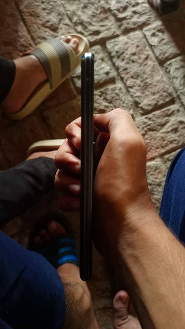 Sharp Aquos R5G 1