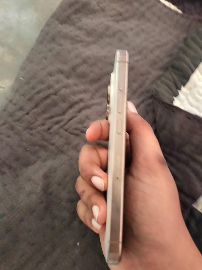 Apple iPhone 16 Pro 2