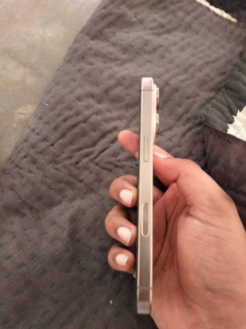 Apple iPhone 16 Pro 3