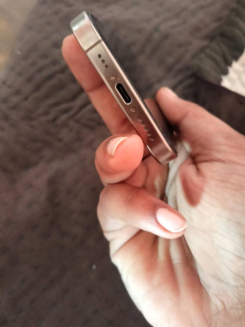 Apple iPhone 16 Pro 4