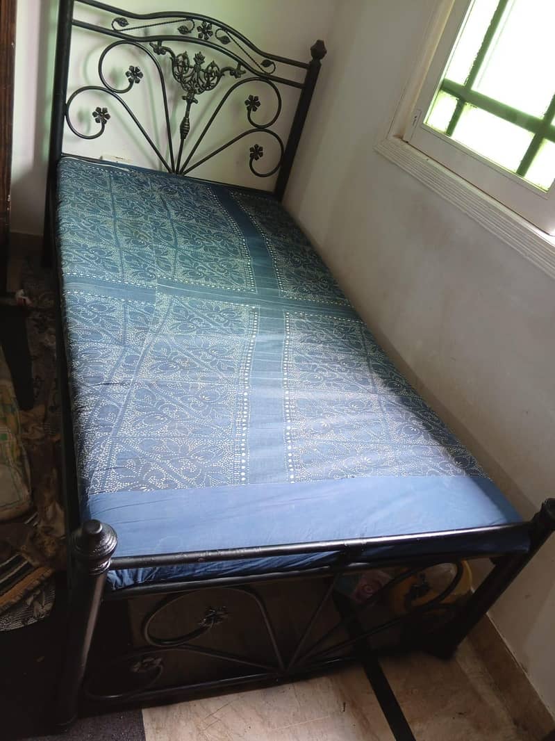 Bed & closed 2