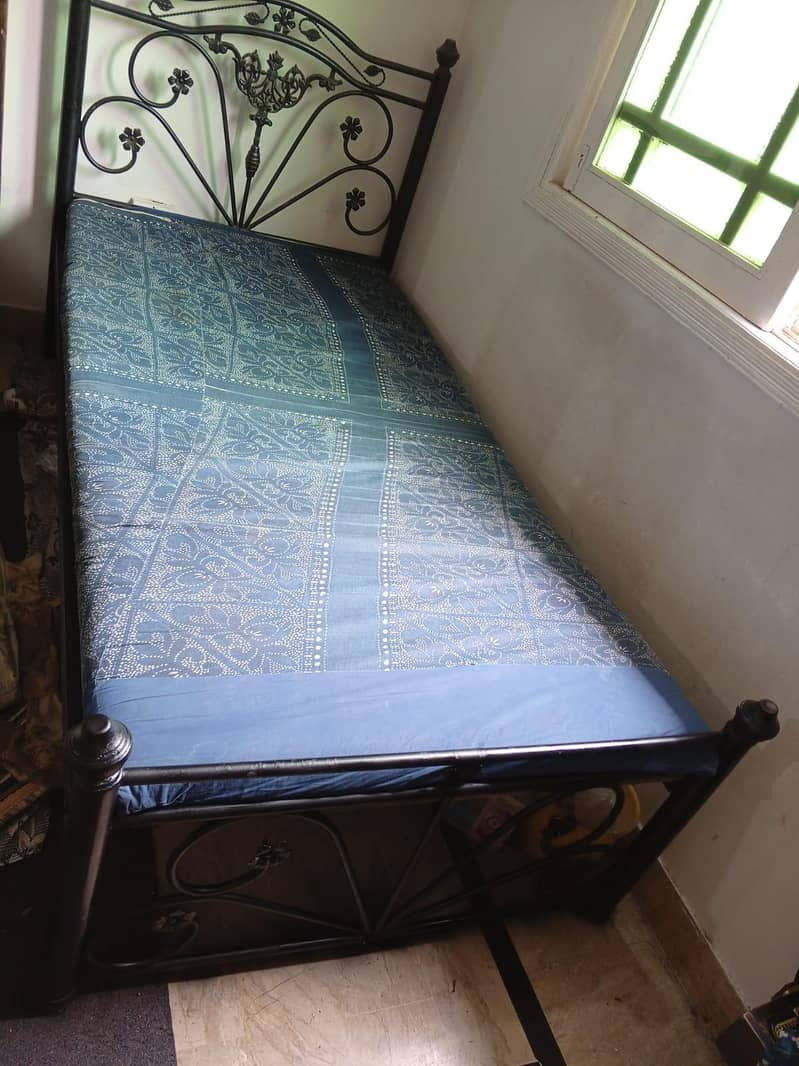 Bed & closed 3