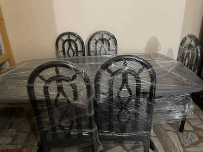 bilkul new hai chairs 5 hain ik chair Kam hai 03185445223