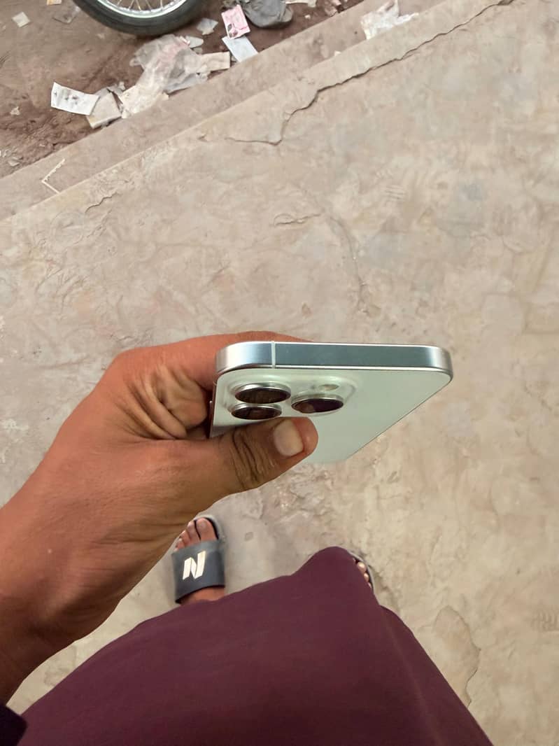 Apple iPhone 15 Pro 2