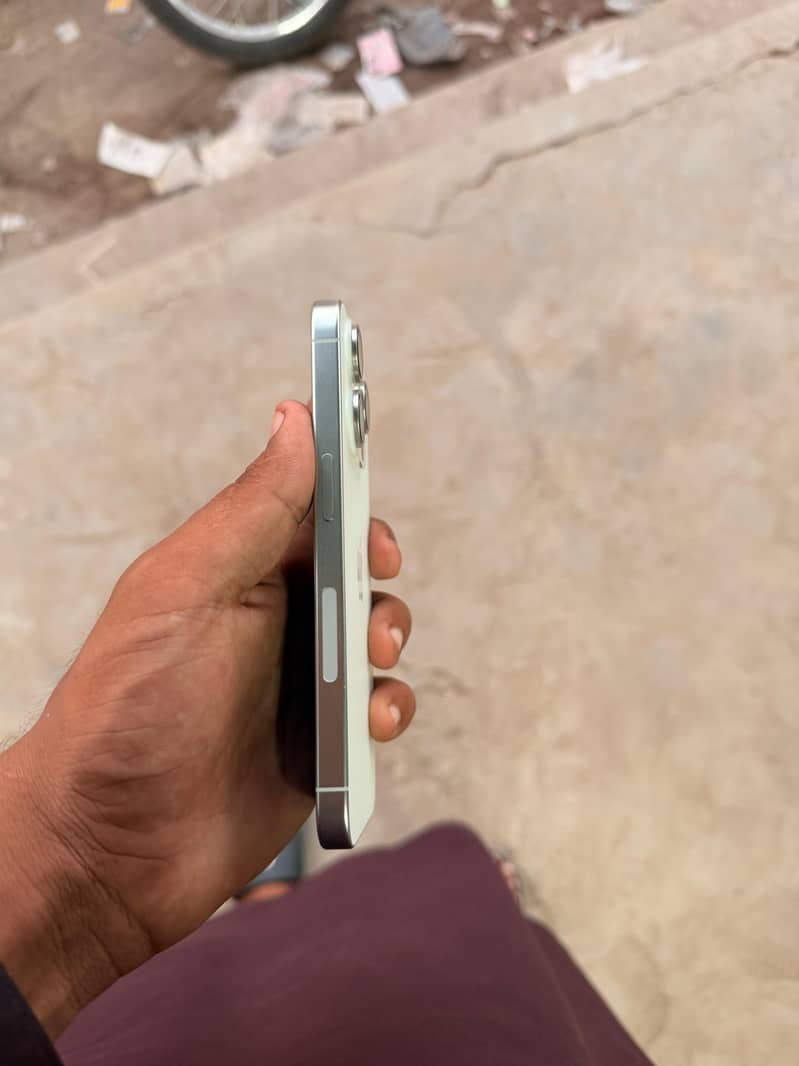 Apple iPhone 15 Pro 3