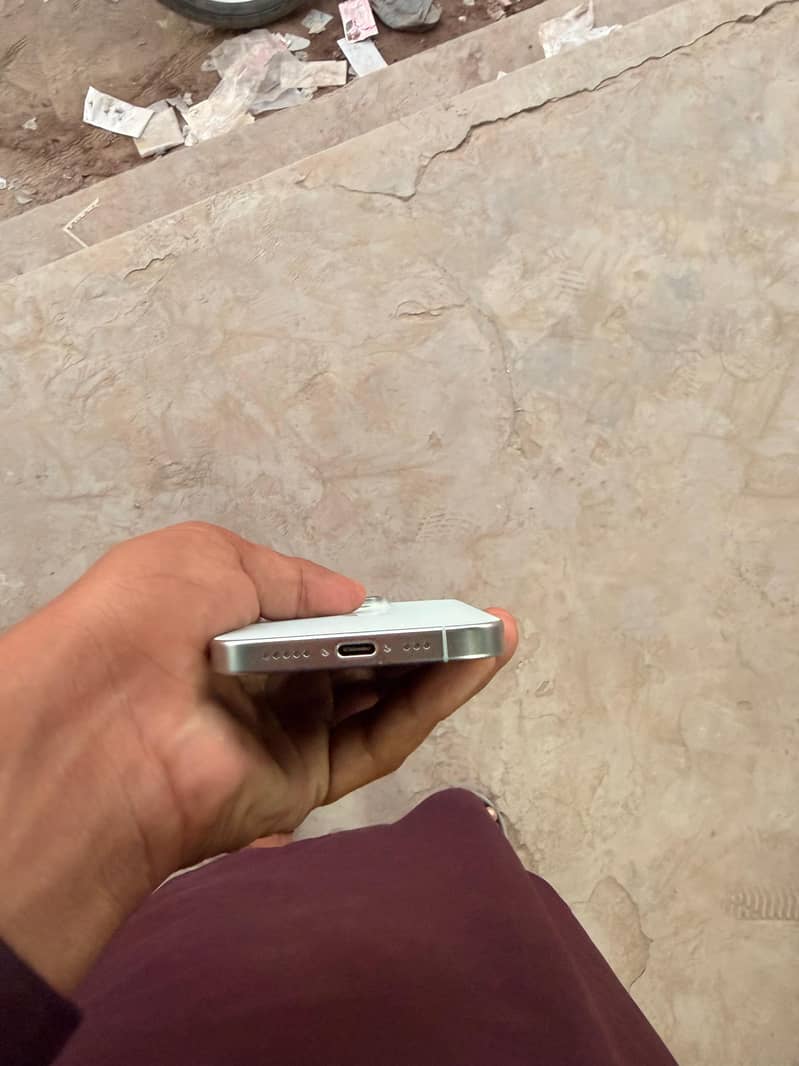 Apple iPhone 15 Pro 4