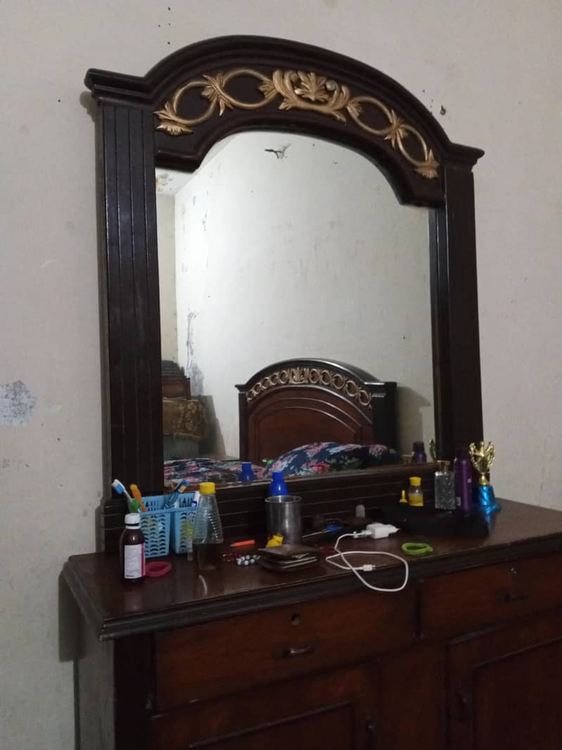 master bed dreeing and side table 0