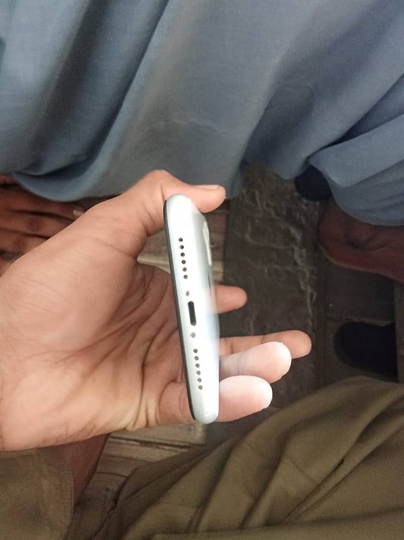 Apple iPhone 11 3