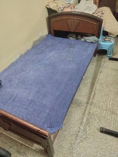 single ved with mattress
