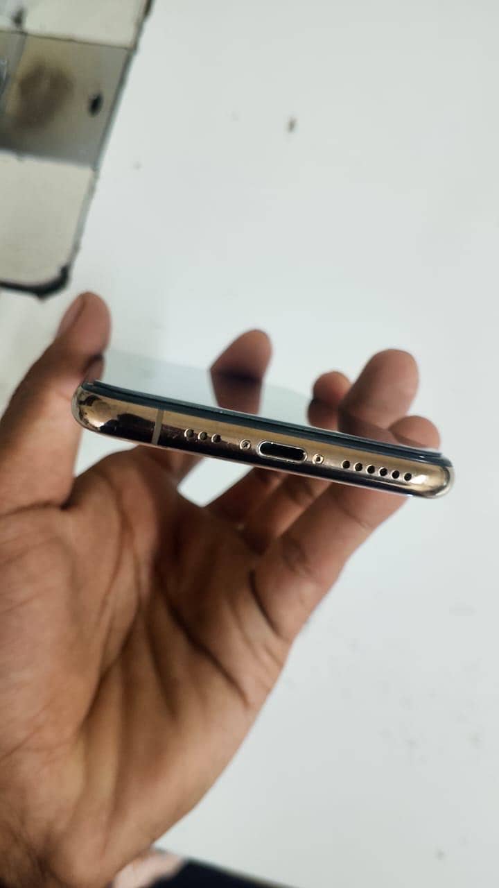 Apple iPhone X 4