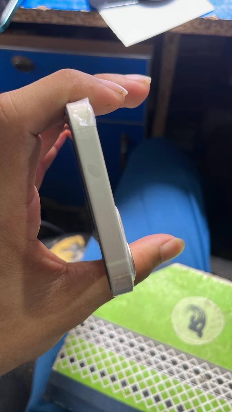 Apple iPhone 13 2