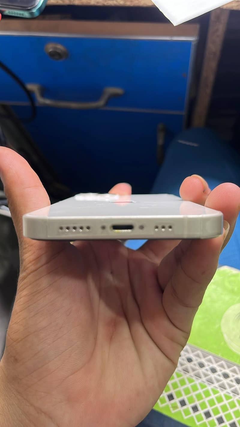 Apple iPhone 13 4