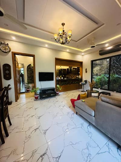10 Marla Sligtliy Used House Avilable For Sale In Lake Cuty Meadows Ex State Life Top Location reasonable Price