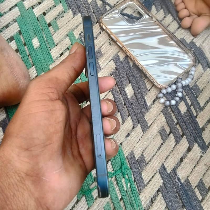 Apple iPhone 12 3