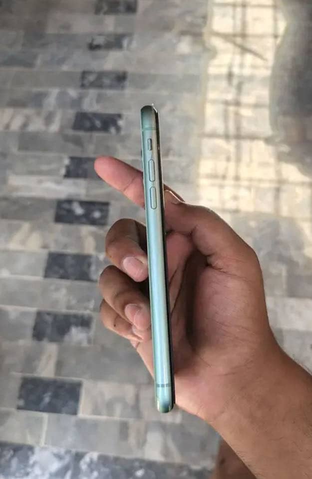 Apple iPhone 11 4