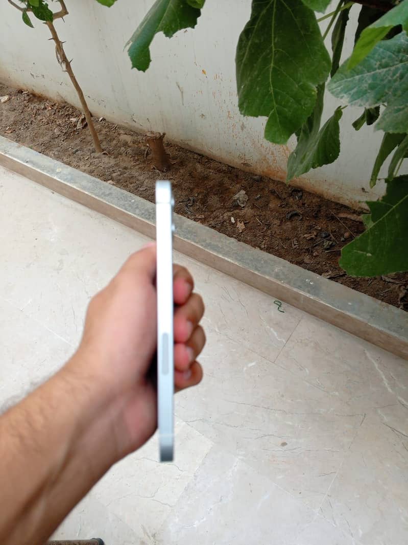 Apple iPhone 12 4