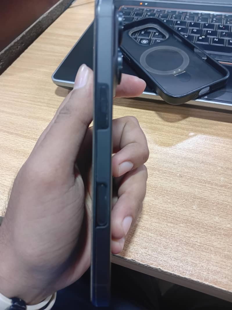 Apple iPhone 16 Pro 2