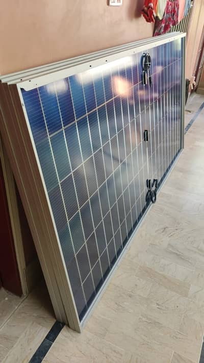 2 used solar plates 585 W just like brand-new with stand and UPS