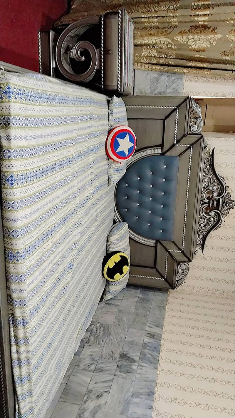 bed with side tabel 0