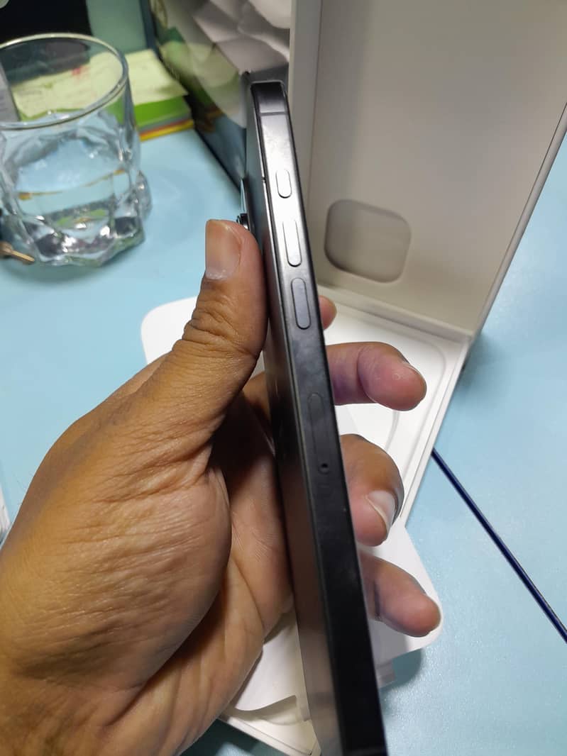 Apple iPhone 16 Pro Max 4