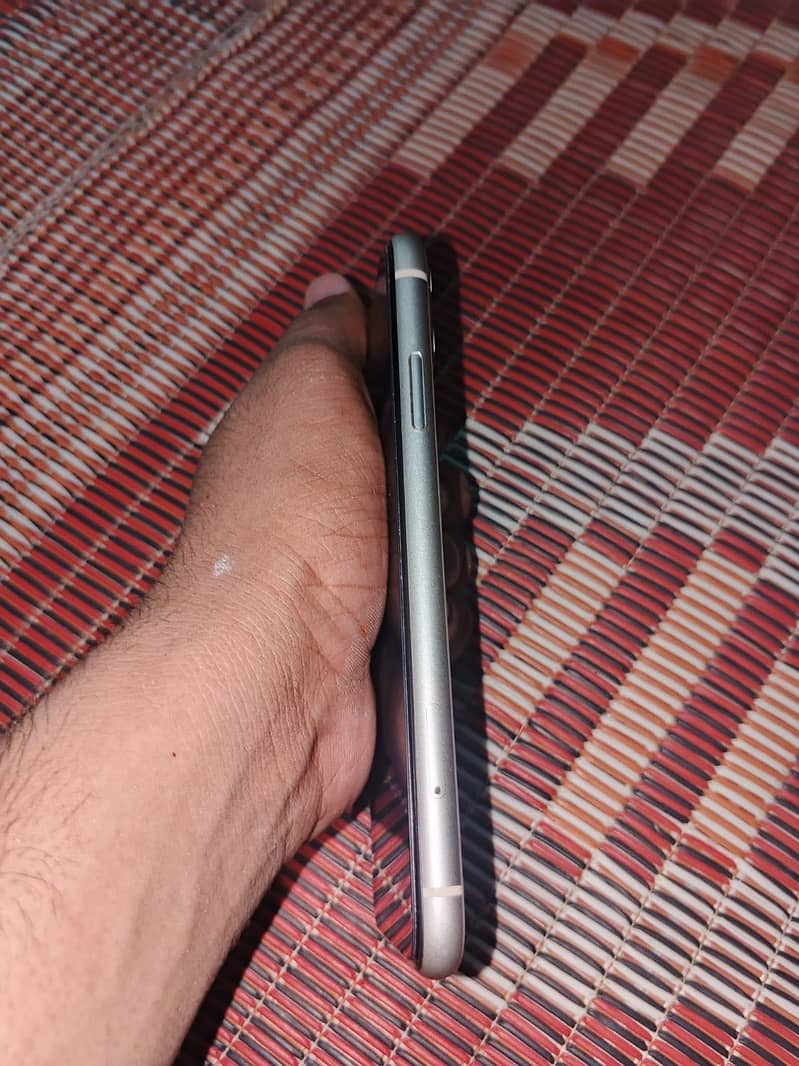 Apple iPhone 11 3