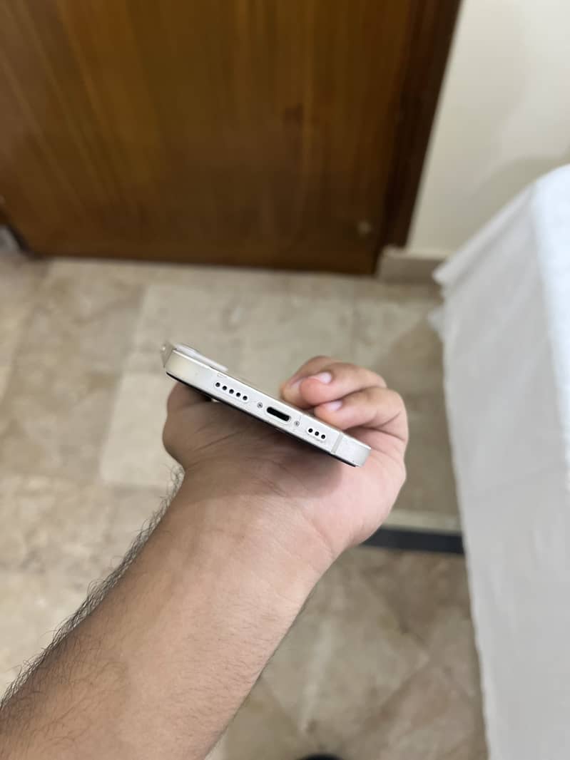 Apple iPhone 12 4