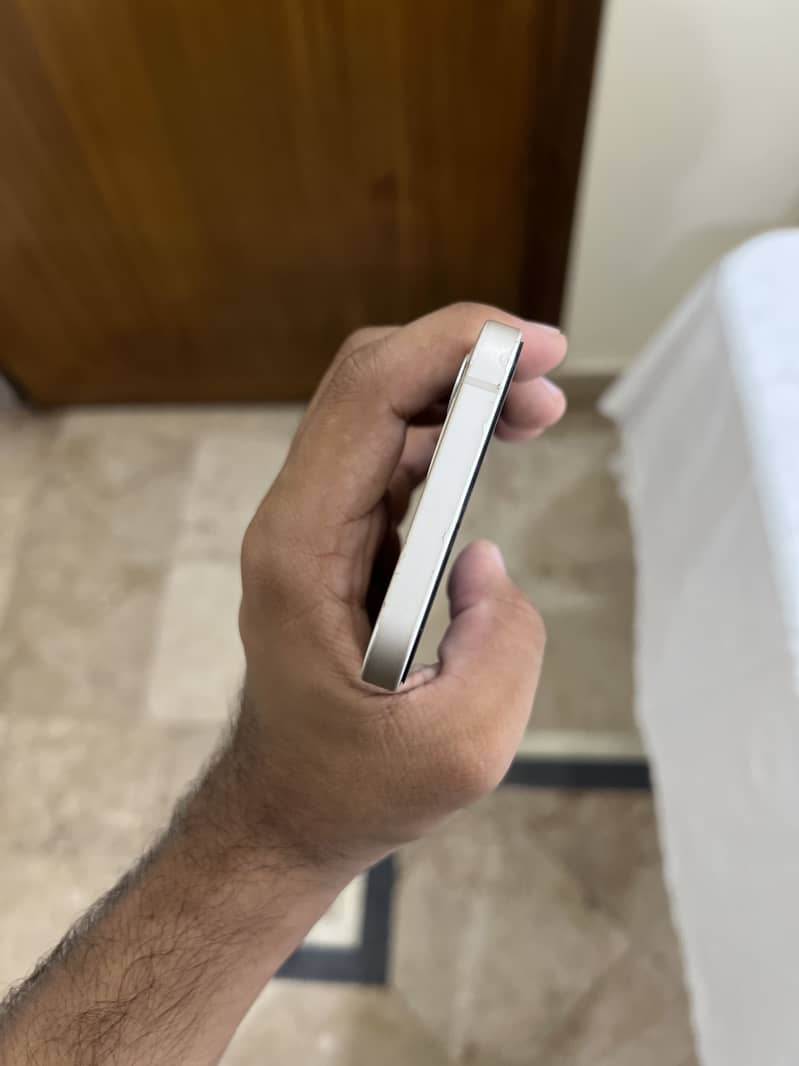 Apple iPhone 12 6