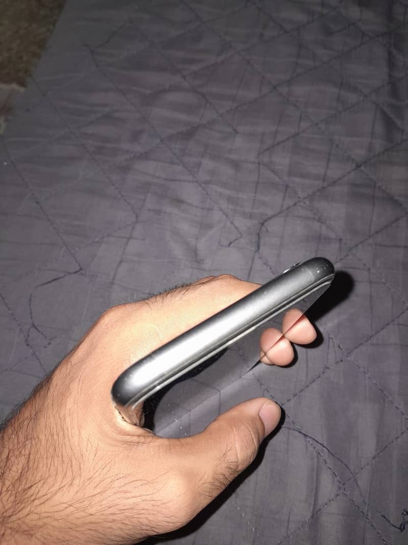Apple iPhone 11 3
