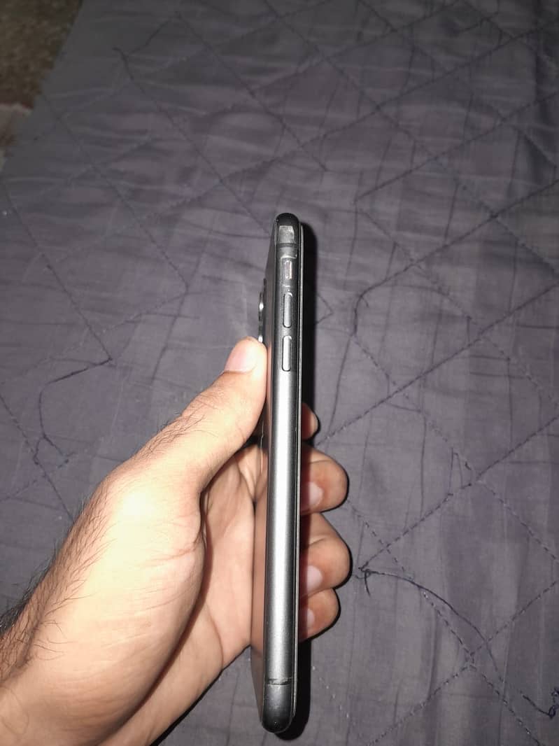 Apple iPhone 11 4