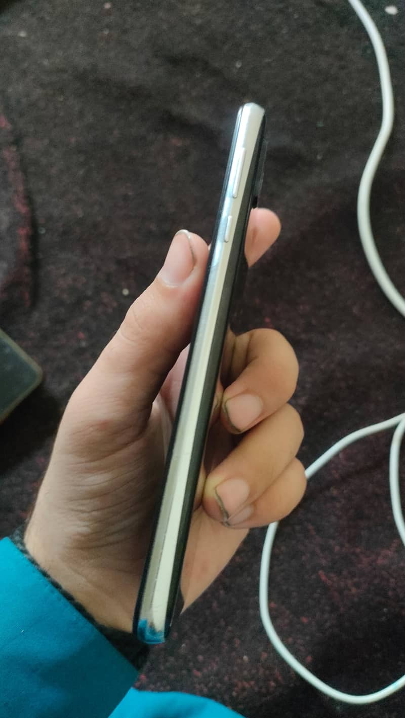 Sharp Aquos R2 4